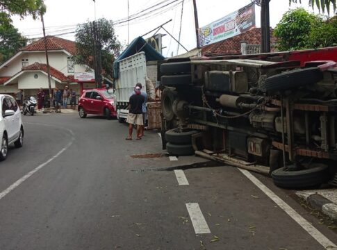 Ketpot: Truk penganut wortel yang terguling di jalan Ir Haji Juanda Ciamis Ketpot: Truk penganut wortel yang terguling di jalan Ir Haji Juanda Ciamis