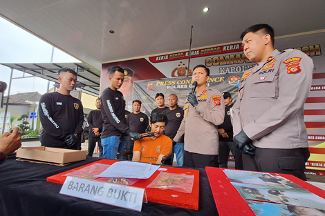Foto: Polres Cimahi berhasil mengamankan pelaku pembunuhan Ibu pemilik rental PS di Cimahi. (Arif) Foto: Polres Cimahi berhasil mengamankan pelaku pembunuhan Ibu pemilik rental PS di Cimahi. (Arif)