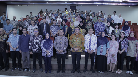 Brigadir Jenderal Polisi Diki Budiman Berfoto bersama peserta Sosialisasi Tugas dan Fungsi Inspektorat Investigasi dalam Rangka Pencegahan Fraud dan Penyimpangan di Lingkungan Kementerian Perindustrian