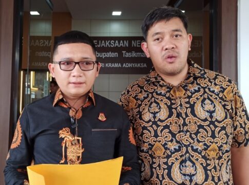 Kasi Intelijen Kejari Kabupaten Tasikmalaya, Bobbi Muhamad Ali Akbar, SH,MH, didampingi Kasi Pidsus Rahmat Hidayat, SH, MH sebut kerugian negara pada perkara dugaan korupsi penyaluran pupuk bersubsidi tahun 2021-2024 bisa lampaui Rp16 miliar.
