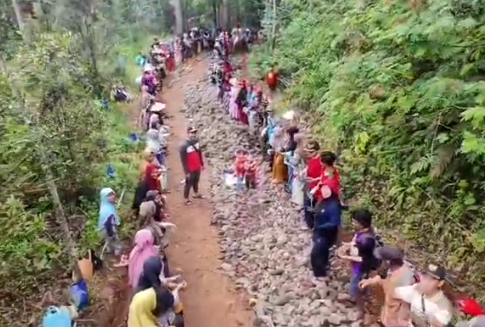 Ketpot: Warga Desa Bangbayang Ciamis saat bergotong royong membangun jalan Ketpot: Warga Desa Bangbayang Ciamis saat bergotong royong membangun jalan