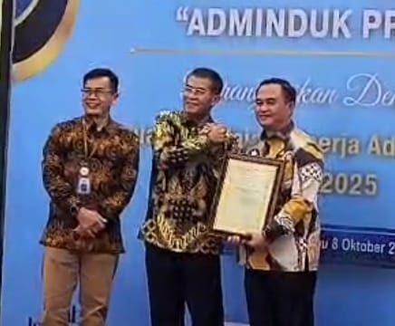 Ketpot: Kadisdukcapil Kabupaten Ciamis Yayan M Supyan (Kanan) saat menerima penghargaan tingkat Jabar