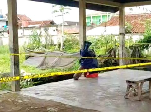 Petugas Keamanan Polres Tasikmalaya Kota, memasang garis polisi di eks Pasar Ikan Cieunteung, Keluarahan Argasari, Kecamatan Cihideung, Kota Tasikmalaya.