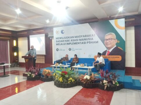 Anggota DPR RI, Agun Gunandjar Sudarsa saat memberikan materi dalam Sosialisasi Penghormatan, Perlindungan, Pemenuhan, Penegakan, dan Pemajuan Hak Asasi Manusia (P5 HAM) yang digelar di Hotel Tyara, Ciamis, Senin (6/10/2025)