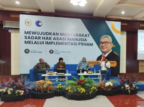 Tokoh Pemudia Ciamis Dian Sholeh WP, Perwakilan Kementrian HAM Prita dan ANggota DPR RI Agun Gunandjar menjadi pemateri dalam Sosialisasi Penghormatan, Perlindungan, Pemenuhan, Penegakan, dan Pemajuan Hak Asasi Manusia (P5 HAM) yang digelar di Hotel Tyara, Ciamis, Senin (6/10/2025)