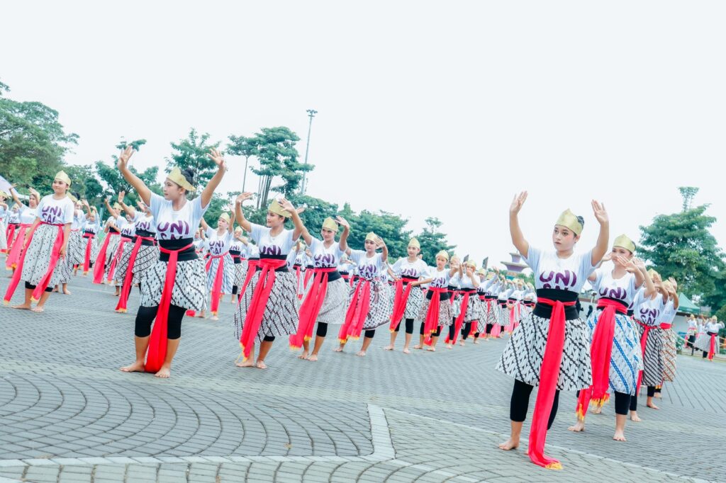 Ribuan pasang mata terpukau menyaksikan 517 penari dari kalangan pelajar dan mahasiswa menampilkan Tari Kolosal Jaipong Galuh Rahayu di Alun-Alun Ciamis,