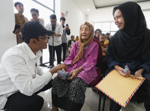 Gus Ipul Cek Penyaluran Bansos di Bandung, Pastikan Bantuan Tepat Sasaran Gus Ipul Cek Penyaluran Bansos di Bandung, Pastikan Bantuan Tepat Sasaran