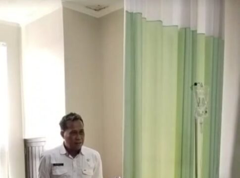 Ket foto : Mahasiswa Korban Gazebo Runtuh di Kampus Unsil, sedang menjalani perawatan pasca operasi retak tulang pipi (ist)