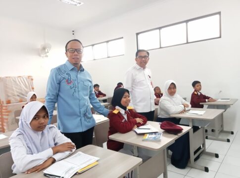 Ket foto : Sesditjen Kemensos RI Idit Supriadi Priatna bersama Wali Kota Viman Alfarizi, saat berkunjung ke Sekolah Rakyat 41 Kota Tasikmalaya di Mangkubumi (fokusjabar/Seda)