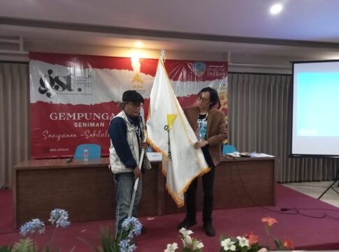 Ket foto : Tatang Pahat, saat menerima bendera organisasi DKKT dari Ketua sebelumnya Bode Ruswandi, usai terpilih dalam Musda di City Hotel (fokusjabar/Seda)