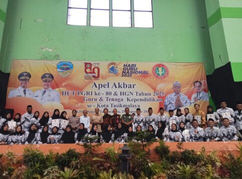 Ket foto : Sejumlah guru menerima penghargaan dari Wali Kota atas prestasinya pada peringatan hari guru Nasional Ke-80 Tingkat Kota Tasikmalaya di GOR Sukapura Tasikmalaya (fokusjabar/Seda)