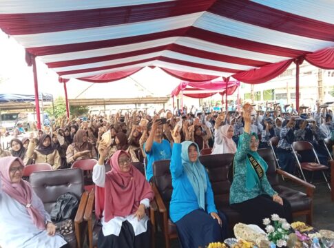Ket foto : Ketua TP PKK dr.Elvira Kamarrow Putri bersama ratusan pelajar makan ikan serentak dalam acara peringatan hari Ikan Nasional Ke-12 tingkat Kota Tasikmalaya (fokusjabar/Seda)