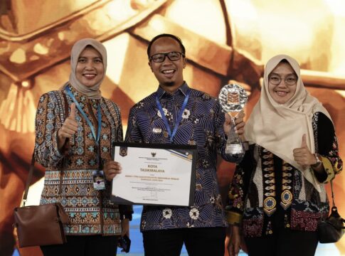 Ket foto : Wali Kota Viman Alfarizi, Bersama Kepala BI Tasikmaya Laura Rulida dan Ketua TP PKK Kota Tasikmalaya foto bersama usai menerima penghargaan tingkat Nasional di Jakarta (ist Prokopim)