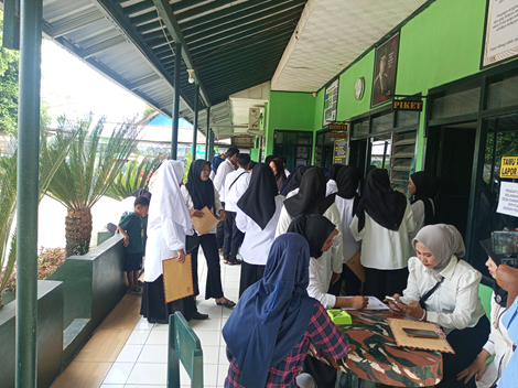 Poto: Suasana ratusan pencari kerja di SPPG wilayah Desa Karangsari Kecamatan Padaherang.