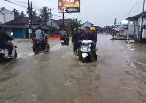 Poto: Kondisi jalan raya nasional Pangandaran - Banjar terendam banjir