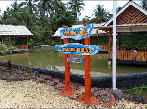 Poto: Bagian depan resto lembur Kuring Nyai Akang Cikalong.