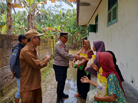 Poto: Suasana saat memberikan beras gratis kepada warga terdampak banjir dari orang misterius di Pangandaran.