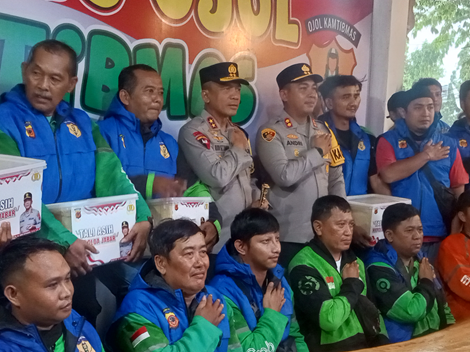 Poto; Puluhan Ojol di Pangandaran saat Poto bersama Kapolda Jabar Irjen Pol Rudi Setiawan.
