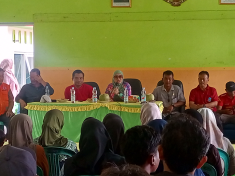 Poto: Bupati Pangandaran Citra Pitriyami saat bertemu dengan masyarakat dan di Desa Paledah membahas banjir.