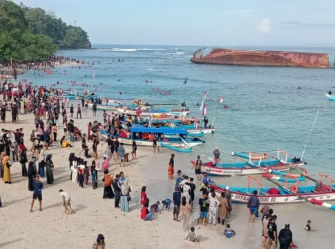 Poto: Pasir putih pantai Pangandaran (by web).