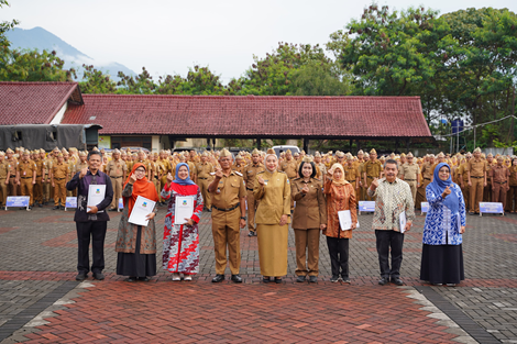 Keterangan Foto: Wakil Bupati Garut, Putri Karlina didampingi Sejda Nurdin Yana, berpose bersama para PNS yang memasuki masa purnabakti pada November 2025 usai penyerahan SK Pensiun di Lapangan Apel Sekretariat Daerah Garut, Senin (3/11/2025).
