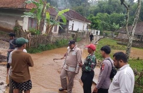 Keterangan Foto 1: Camat Pasirwangi, Bambang Rudijanto, bersama Forkopimcam dan aparat desa turun ke lokasi di Kampung Babakan Jati, Desa Padamikti, untuk meninjau kerusakan akibat banjir luapan dan ambruknya Tembok Penahan Tanah (TPT), Selasa (4/11/2025)