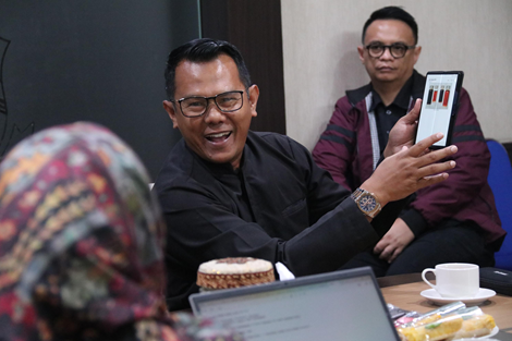 Keterangan Foto: Asisten Daerah I Bidang Pemerintahan dan Kesejahteraan Rakyat (Pemkesra) Kabupaten Garut, Bambang Hafidz, saat menerima audiensi dari perwakilan Program Kerjasama Mitra CoE SHE Telkom University di Ruang Kerja Bupati Garut, Kamis (6/11/2025). Pertemuan ini membahas potensi kerja sama dalam pengembangan budaya, pariwisata, serta komoditas unggulan Garut.