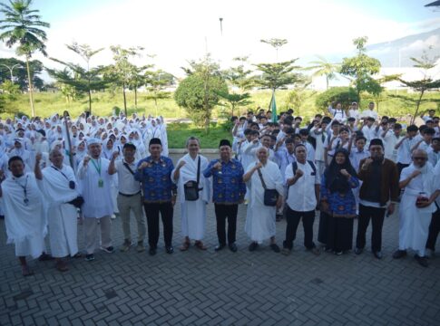 Bupati Garut, Abdusy Syakur Amin saat menghadiri langsung kegiatan Manasik Santri Persis se-Kabupaten Garut di SOR RAA Adiwijaya, Tarogong Kidul