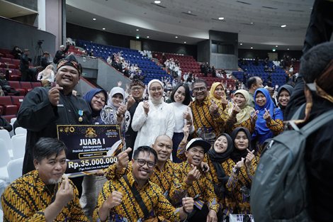 Keterangan Foto: Sejumlah ASN Kabupaten Garut berpose bersama Wakil Bupati Garut Putri Karlina (tengah) dan rombongan setelah menerima penghargaan PNS Berprestasi Provinsi Jawa Barat Tahun 2025 di Sasana Budaya Ganesha, Kota Bandung, pada Selasa (18/11/2025). Garut sukses membawa pulang Juara 1 Kategori Inovatif berkat inovasi 'Petromak' dari drh. Aang Hasanudin.