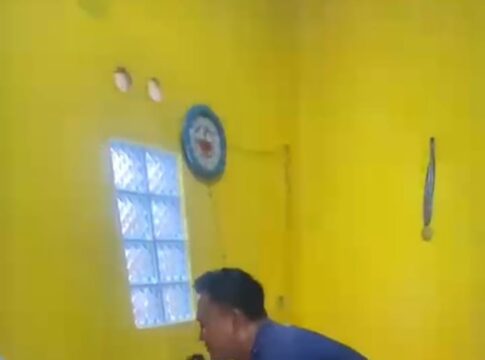 Keterangan Foto: Petugas Damkar UPT Pameungpeuk menenangkan seorang balita empat tahun, sesaat setelah berhasil dievakuasi dari dalam kamar di Kp. Tegal Jambu, Garut, Rabu (26/11/2025). Dia terkunci hampir dua jam setelah bermain kunci pintu dari dalam.