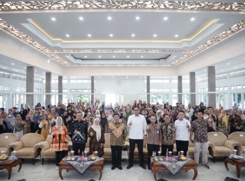 Keterangan Foto: Bupati Garut, Abdusy Syakur Amin membuka resmi Panel Diskusi 'Strategi Transformasi UMKM Naik Kelas di Era Digital/AI' di Gedung Pendopo Garut, Kamis (27/11/2025). Kegiatan ini juga dihadiri Stafsus Presiden RI Bidang UMKM dan Teknologi Digital, Tiar N Karbala, yang turut mendorong UMKM Garut untuk siap ekspor