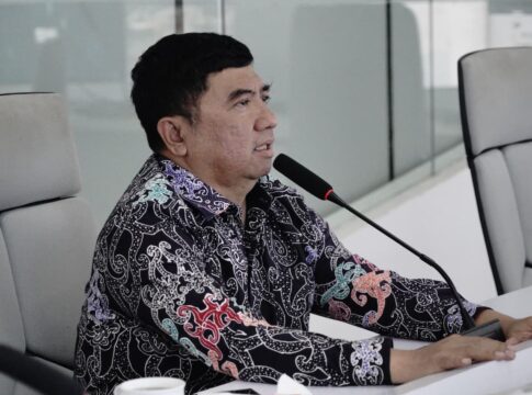 Keterangan Foto: Bupati Garut, Abdusy Syakur Amin, memberikan arahan secara virtual kepada camat dan kepala desa dari Command Center Diskominfo Garut, Jumat (28/11/2025). Bupati menginstruksikan percepatan pendataan seluruh jembatan vital di Garut sebagai tindak lanjut arahan Mendagri, dengan batas waktu pengiriman data ke pusat pada 3 Desember mendatang.