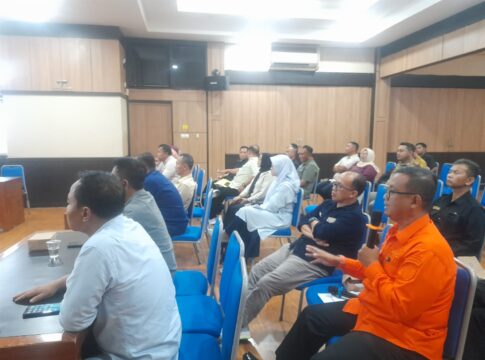 Caption foto: Kalak BPBD Kota Tasikmalaya Ucu Anwar Surachman saat menghadiri rapat koordinasi tim reaksi cepat