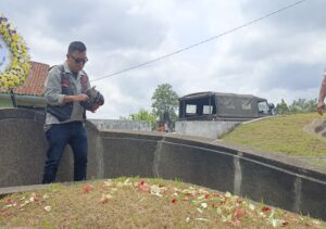 Ketfot: President Bikers Brotherhood 1% MC Southern Chapter M Dilar tabur bunga di makam O. Hardjadinata yang merupakan pahlawan perjuangan dari keturunan Tionghoa.