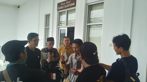 Caption: Awak media sedang wawancara dengan masyarakat Desa Rejasari yang hendak audiensi