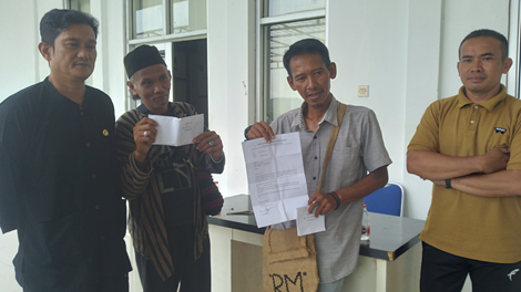 Caption: Masyarakat Desa Rejasari yang kecewa tidak hadirnya Pemdes Rejasari untuk audiensi.