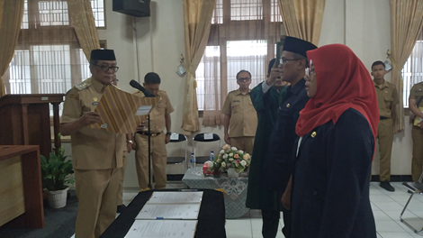 Caption: Walikota Banjar Sudarsono melantik 2 kepala UPTD Puskesmas