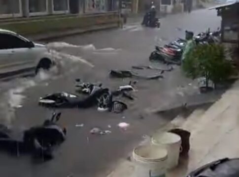 Caption foto: Hujan deras yang mengguyur wilayah Kota Tasikmalaya beberapa waktu lalu mengakibatkan banjir dan mengubah jalan raya jadi sungai.