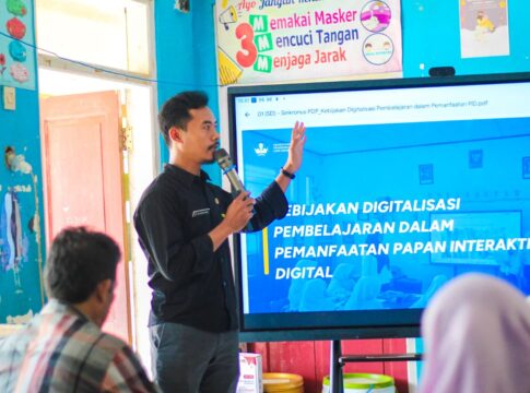 Yuda Zulsandi Indrawan, S.Pd., selaku narasumber kegiatan diseminasi pendampingan digitalisasi pembelajaran yang diselenggarakan oleh KKG SD Kecamatan Cidolog
