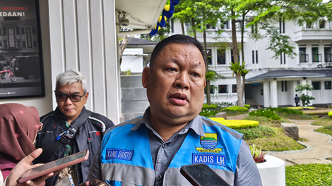 Kepala Dinas Lingkungan Hidup (DLH) Kota Bandung, Darto mengatakan, volume sampah di Kota Bandung mengalami peningkatan selama musim hujan dan akhir pekan