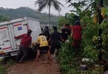 Mobil Boks Sembako Terjebak di Jalan Berlumpur Banyuresmi mobil boks fokusjabar.id
