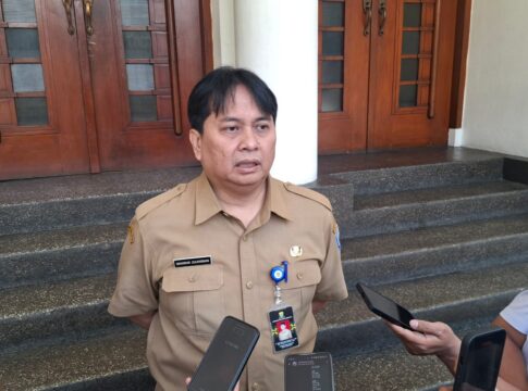 Sekretaris Daerah (Sekda) Kota Bandung, Iskandar Zulkarnain di Balai Kota Jalan Wastukencana Kota Bandung Senin (3/11/2025)