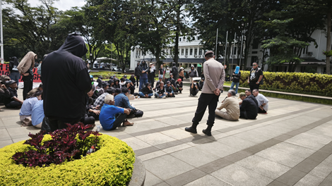 Puluhan warga Dago Elos mendatangi Balai Kota Bandung, Selasa (4/11/2025), untuk menuntut kejelasan status tanah yang diklaim sebagai aset Pemerintah Kota Bandung