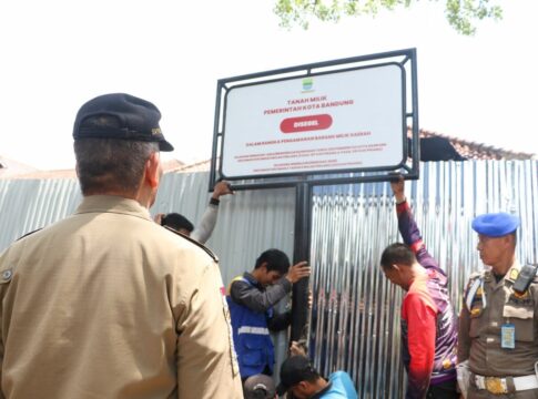 Pemerintah Kota (Pemkot) Bandung menyegel dan mengambil alih kembali lahan aset milik daerah di Jalan Bengawan No. 26, Kota Bandung, pada Selasa (4/11/2025) -Ist-