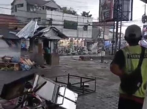 Sejumlah rumah warga dan lapak pedagang di kawasan Ujungberung, Kota Bandung, rusak diterjang angin puting beliung pada Selasa (4/11/2025) -Capture Video-