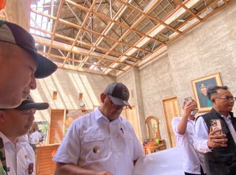 Wali Kota Bandung Muhammad Farhan Saat Meninjau Langsung Wilayah Terdampak Angin Puting Beliung di Kelurahan Pasanggrahan Kecamatan Ujungberung Kota Bandung Rabu (5/11/2025)