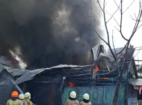 Gudang penyimpanan gentong dan keranjang plastik di kawasan Babakan Ciparay, Kota Bandung ludes terbakar pada Rabu (5/11/2025).