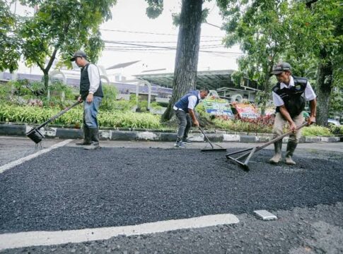 Dinas Sumber Daya Air dan Bina Marga (DSDABM) terus mempercepat perbaikan 22 titik jalan strategis yang tersebar di berbagai kawasan kota Bandung -Ist-