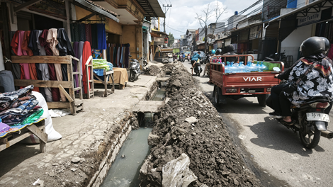 Proyek galian saluran di Jalan Cigondewah Kidul Kecamatan Bandung Kulon Kota Bandung Selasa (18/11/2025)
