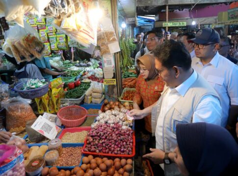 Menteri Perdagangan (Mendag) RI, Budi Santoso Bersama Wali Kota Bandung Muhammad Farhan Saat Meninjau Stabilitas Harga Bahan Pokok di Pasar Cihapit di Kota Bandung, Kamis (20/11/2025) -Ist-